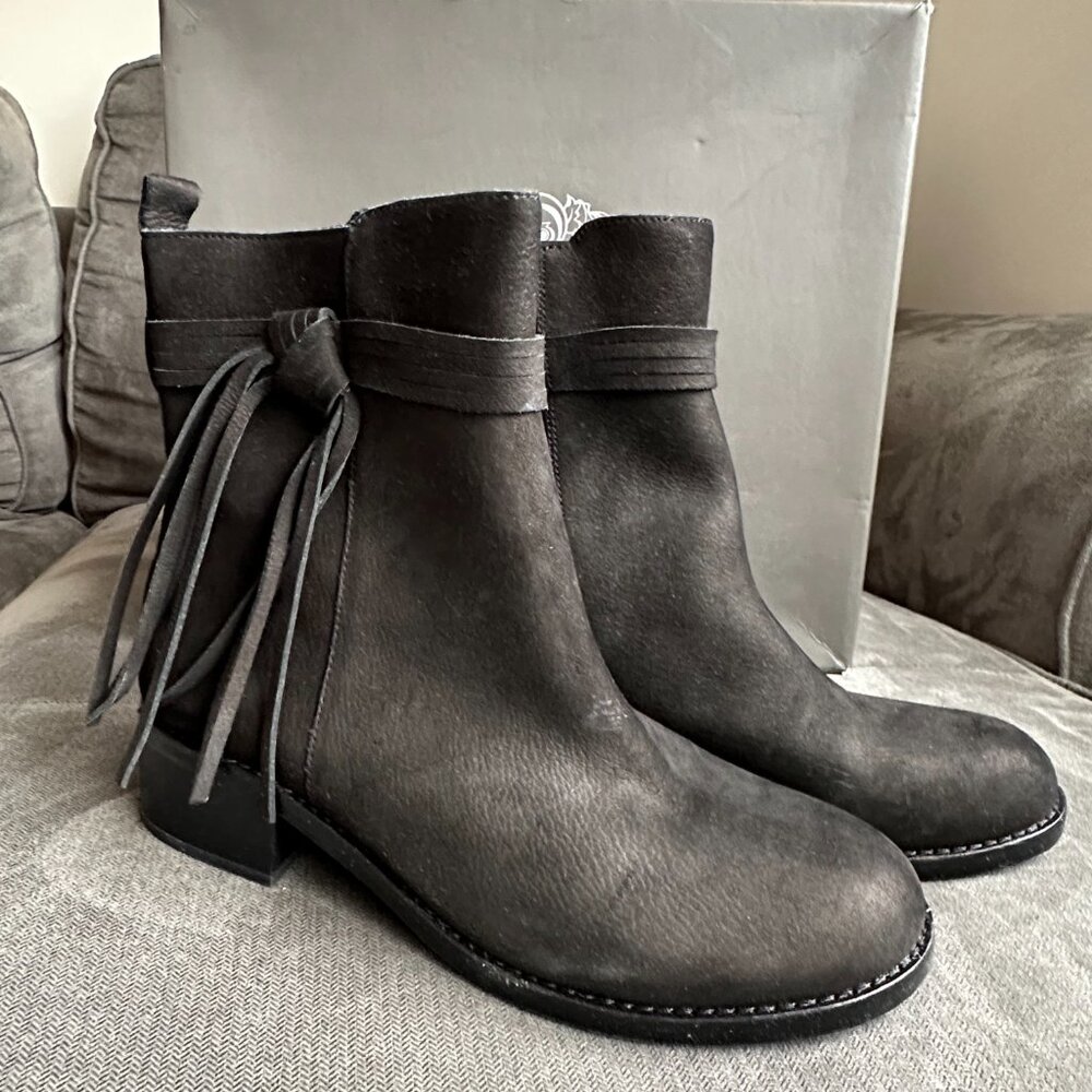 NWT: vince camuto size 10 black boots